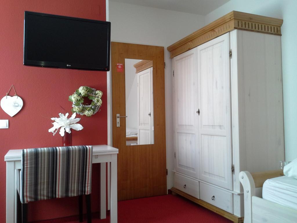 Haus Mariandl Hotel Dusseldorf Room photo